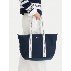 Torebka Tommy Jeans. Brązowe shopper bag Tommy Jeans, bez wzorów, z jeansu, bez dodatków. Za 217.99 zł.