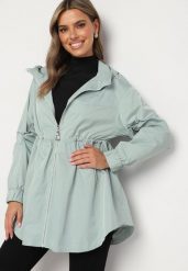 JasnoniebieskaTaliowana Kurtka w Stylu Parki z Kapturem Wykończona Ściągaczami Evieria. Niebieskie kurtki damskie Born2be, uniwersalny, bez wzorów, z jeansu, z kapturem. Za 39.99 zł.