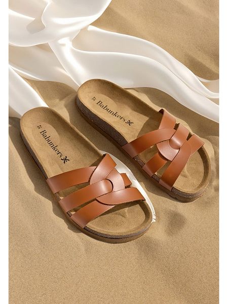 BABUNKERS Family Skórzane klapki w kolorze brązowym rozmiar: 36. Brązowe klapki damskie BABUNKERS Family, bez wzorów, z otwartym noskiem, bez obcasa, bez zapięcia. Za 110.29 zł.