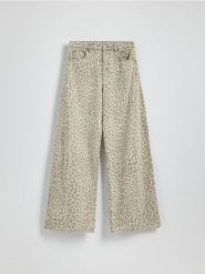 Jeansy wide leg w zwierzęcy wzór - beżowy. Brązowe jeansy damskie Reserved. W wyprzedaży za 119.99 zł.
