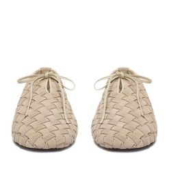 Półbuty GINO ROSSI. Brązowe półbuty damskie Gino Rossi, bez wzorów, bez obcasa, na płaskiej podeszwie, bez zapięcia. Za 379.99 zł.