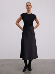 BGN Sukienka w kolorze czarnym rozmiar: 38. Czarne sukienki damskie BGN, bez wzorów, bez ramiączek. Za 184.02 zł.