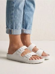 Piankowe klapki z regulowanymi paskami - kremowy. Białe klapki damskie Sinsay, bez wzorów, bez obcasa, bez zapięcia. Za 19.99 zł.