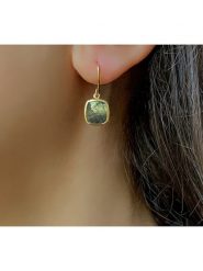 Les Petites Précieuses Pozłacane kolczyki z labradorytem rozmiar: onesize. Zielone kolczyki damskie Les Petites Précieuses, z labradorytem, pozłacane, z zapięciem typu bigiel. Za 201.55 zł.