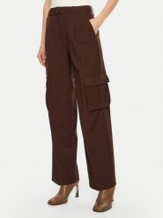 Guess Spodnie materiałowe W5RB41 WGX02 Brązowy Regular Fit. Brązowe spodnie materiałowe damskie Guess, z aplikacjami, z materiału. Za 359.99 zł.