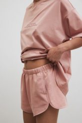 Szorty z dzianiny dresowej w kolorze COTTONE ROSE - HOMEY-L. Czerwone szorty damskie Marsala, bez wzorów, z bawełny. Za 239.90 zł.