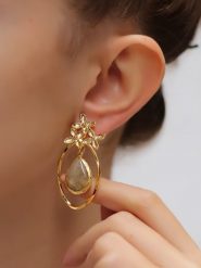 L'Atelier de Gaia Pozłacane kolczyki-wkrętki z rutylem rozmiar: onesize. Szare kolczyki damskie L'Atelier de Gaia, pozłacane. Za 78.47 zł.