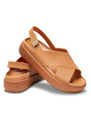 Crocs Sandały "Brooklyn Luxe" w kolorze karmelowym rozmiar: 41/42. Brązowe sandały damskie Crocs, bez wzorów, z otwartym noskiem, bez obcasa, bez zapięcia. Za 223.99 zł.