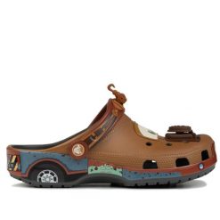 Klapki unisex Crocs CARS MATER CLASSIC CLOG. Brązowe klapki damskie Crocs, bez wzorów, bez obcasa, bez zapięcia. Za 653.40 zł.
