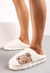 Białe Kapcie z Futerka Ozdobione Naszywką z Misiem Lealina. Białe kapcie damskie Renee. Za 34.99 zł.