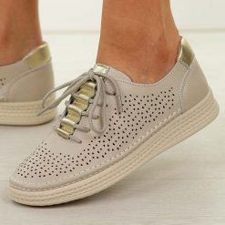 Beżowe skórzane ażurowe półbuty damskie S.Barski 5992. Brązowe półbuty damskie S.BARSKI, na lato, w ażurowe wzory, z jeansu, z okrągłym noskiem, bez obcasa, bez zapięcia. W wyprzedaży za 251.10 zł.