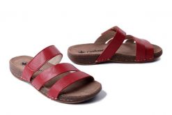 RIEKER 61450-33 red, klapki damskie. Czerwone klapki damskie Rieker, bez wzorów, bez obcasa, bez zapięcia. Za 289.90 zł.