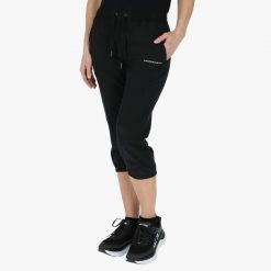 Spodnie treningowe damskie Swedemount Womens 3/4 Pants. Czarne obuwie sportowe damskie SWEDEMOUNT, bez wzorów. Za 169.99 zł.