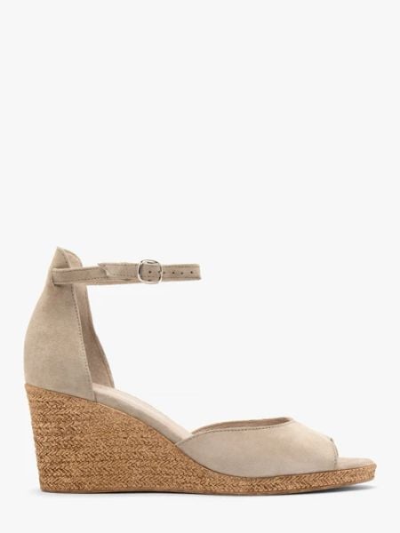 Beżowe sandały ze skóry welurowej na koturnie. Brązowe sandały damskie Ryłko, bez wzorów, z gumy, bez obcasa, na koturnie, bez zapięcia. Za 379.99 zł.