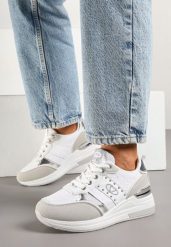 Białe Sneakersy na Ukrytym Koturnie z Metalicznymi Wstawkami i Koronką Edivessa. Białe obuwie sportowe damskie Born2be, z jeansu, bez zapięcia. Za 99.99 zł.