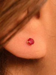 OR ÉCLAT Złote kolczyki-wkrętki "Little red" z rubinami rozmiar: onesize. Czerwone kolczyki damskie Or Éclat, z rubinem, złote. Za 295.99 zł.