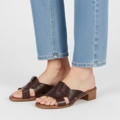 Klapki damskie Armodo, cholewka skóra naturalna fason wsuwany szerokie paski z przodu otwarty nosek niski stabilny obcas klasyczna podeszwa, brązowe,. Brązowe klapki damskie Armodo, bez wzorów, ze skóry, z otwartym noskiem, bez obcasa, na obcasie, bez zapięcia. Za 279.00 zł.