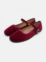 Eleganckie baleriny z paskiem - czerwony. Czerwone baleriny dziewczęce Sinsay, bez wzorów, bez obcasa, bez zapięcia. Za 35.99 zł.