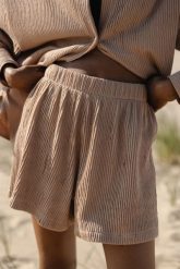 Szorty z plisowanej BAWEŁNY w kolorze BEIGE SAND -SHELLY-M. Brązowe szorty damskie Marsala, bez wzorów, z bawełny. Za 229.90 zł.