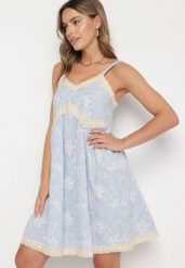 Niebieska Bawełniana Sukienka w Kwiaty z Haftem Nilacine. Niebieskie sukienki damskie Born2be, bez wzorów, z bawełny, eleganckie, bez ramiączek. W wyprzedaży za 152.99 zł.