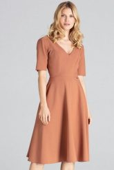 Rozkloszowana sukienka midi z dekoltem V brązowa. Brązowe sukienki damskie Sukienki.shop, bez wzorów, biznesowe, bez ramiączek. Za 249.00 zł.