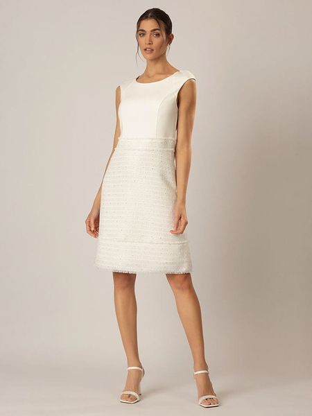 APART Sukienka w kolorze kremowym rozmiar: 38. Brązowe sukienki damskie Apart, bez wzorów, bez ramiączek. Za 264.15 zł.