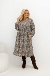 Wzorzysta sukienka midi Everyday Beauty z dekoltem V i kieszeniami w odcieniach szarości, beżu i brązu Plus Size Oversize. Szare sukienki damskie Moda Size Plus Iwanek, bez wzorów, z materiału, biznesowe, bez ramiączek. Za 289.90 zł.