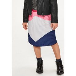 Plisowana spódnica - Różowy. Czerwone spódnice damskie Reserved. W wyprzedaży za 39.99 zł.