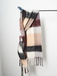 Szalik w kratę z frędzlami - wielobarwny. Szaliki damskie Sinsay, bez wzorów. W wyprzedaży za 15.99 zł.