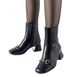 Czarne botki na słupku z klamerką Prewitt. Czarne botki damskie eleganckie, za kostkę, bez obcasa, na obcasie, bez zapięcia. Za 77.69 zł.