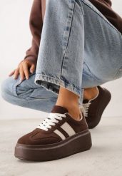 Brązowe Sneakersy Kultowe Tenisówki na Platformie z Koturnem Elisara. Brązowe obuwie sportowe damskie Born2be, bez wzorów, z jeansu, bez zapięcia. Za 119.99 zł.