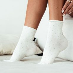 Skarpetki damskie bezuciskowe KROPECZKI ecru 906. Skarpetki damskie Milena, bez wzorów, z bawełny. Za 15.90 zł.