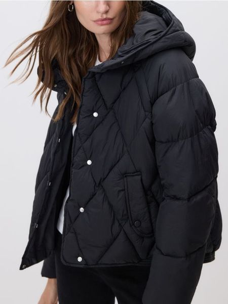 Pikowana kurtka z kapturem - czarny. Czarne kurtki damskie Reserved, l, bez wzorów, z tkaniny, z kapturem. Za 219.99 zł.