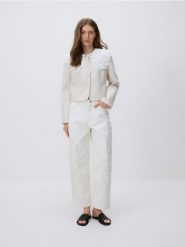 Marynarka z koronkowym kołnierzykiem - beżowy. Brązowe marynarki i żakiety damskie Reserved, l, bez wzorów, z koronki, klasyczne. Za 239.99 zł.