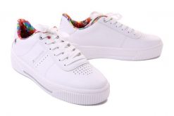 RIEKER W0702-80 white, półbuty damskie. Białe półbuty damskie Rieker, bez wzorów, bez obcasa, bez zapięcia. Za 221.94 zł.