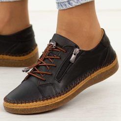 Czarne skórzane półbuty damskie T.Sokolski 8207. Czarne półbuty damskie Sokolski, na jesień, bez wzorów, z jeansu, z okrągłym noskiem, bez obcasa, na płaskiej podeszwie, bez zapięcia. Za 319.00 zł.