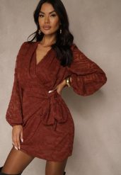 Bordowa Sukienka z Tkaniny Plumeti o Kopertowym Fasonie Zenisala. Czerwone sukienki damskie Renee, bez wzorów, z tkaniny, eleganckie, bez ramiączek. Za 159.99 zł.