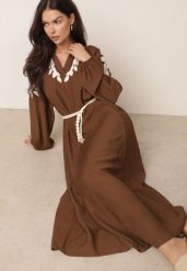Brązowa Wiskozowa Sukienka Boho z Haftem i Sznurkowym Paskiem z Koralikami Eidippe. Brązowe sukienki damskie Born2be, z aplikacjami, z bawełny, boho, bez ramiączek. Za 149.99 zł.