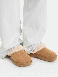 Crocs Klapki Classic Unfurgettable Suede Clog 212106 Beżowy. Brązowe klapki damskie Crocs, bez wzorów, ze skóry, bez obcasa, bez zapięcia. Za 269.99 zł.