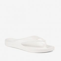 Damskie klapki Coqui. Białe klapki damskie Coqui, bez wzorów, bez obcasa, bez zapięcia. Za 114.99 zł.