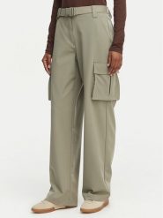 Guess Spodnie materiałowe W6GB01 W1416 Khaki Regular Fit. Brązowe spodnie materiałowe damskie Guess, z aplikacjami, z materiału. Za 654.99 zł.