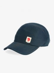 Czapka z daszkiem Fjallraven High Coast Wind Cap. Niebieskie czapki z daszkiem damskie Fjällräven, bez wzorów, z materiału. Za 181.49 zł.