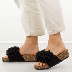 Czarne klapki damskie Potocki 17300. Czarne klapki damskie POTOCKI, z aplikacjami, z jeansu, bez obcasa, na koturnie, bez zapięcia. Za 89.00 zł.