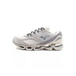 Buty sportowe Mizuno z niebieskiej skóry. Białe obuwie sportowe casual damskie Mizuno, ze skóry, bez zapięcia. Za 689.99 zł.