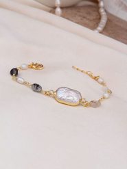 Pierres de Jade Pozłacana bransoletka z elementami ozdobnymi rozmiar: onesize. Białe bransoletki damskie Pierres de Jade, pozłacane. Za 43.99 zł.