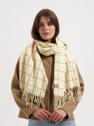 TRAVELIN' Szal w kolorze beżowym rozmiar: onesize. Brązowe szaliki damskie Travelin', bez wzorów, z materiału. Za 173.99 zł.