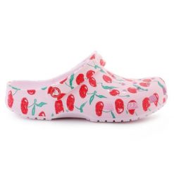 Klapki Crocs Classic Fresh Fruits clog 211008-6ZW różowe. Czerwone klapki damskie bez wzorów, bez obcasa, bez zapięcia. Za 360.01 zł.