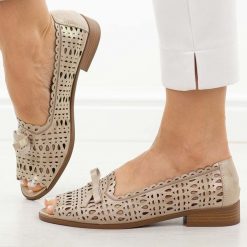 Złote ażurowe półbuty damskie M.Daszyński 25113-10. Żółte półbuty damskie M.Daszyński, na lato, w ażurowe wzory, ze skóry, z otwartym noskiem, bez obcasa, na płaskiej podeszwie, bez zapięcia. Za 219.00 zł.