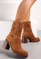 Brązowe Botki z Ekozamszu na Słupku Stylizowanym na Drewnianym Lavissa. Brązowe botki damskie Renee, bez obcasa, na obcasie, bez zapięcia. Za 149.99 zł.