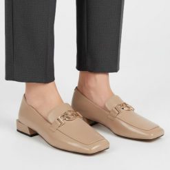 Półbuty damskie S.Barski, cholewka skóra naturalna licowa gładka fason niski kwadratowy nosek ozdobny metalowy element na podbiciu niski stabilny obc. Brązowe czółenka damskie S.BARSKI, bez wzorów, ze skóry, bez obcasa, na obcasie. Za 389.00 zł.